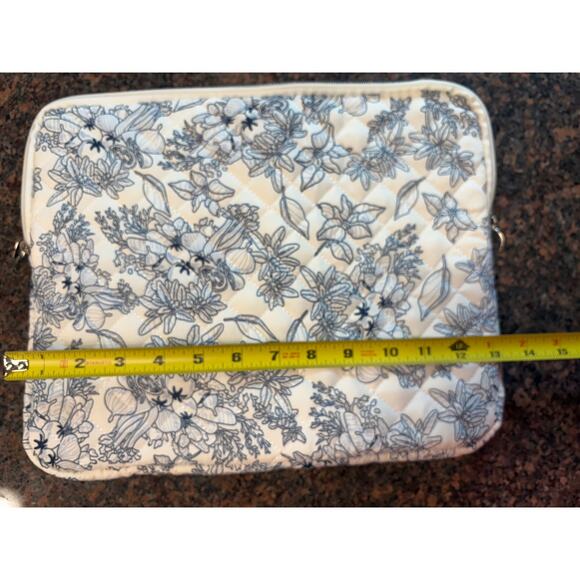 NWOT 13" Laptop Sleeve Quilted White with Blue Floral Print - Picture 9 of 9